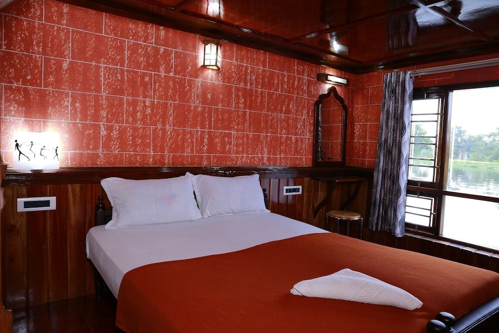 Deluxe Room  (AC timings- 0800PM-0800AM) photo 2