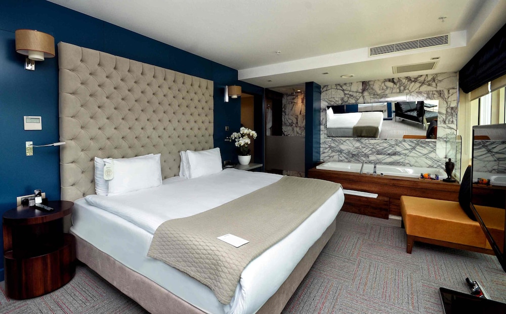 Grand Suite, 1 King Bed, Non Smoking photo 2