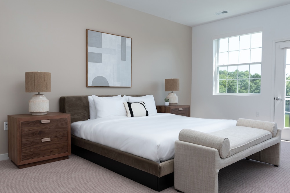 Deluxe Studio, 1 King Bed, Lake View (Self Check-in with Virtual Front Desk) photo 2