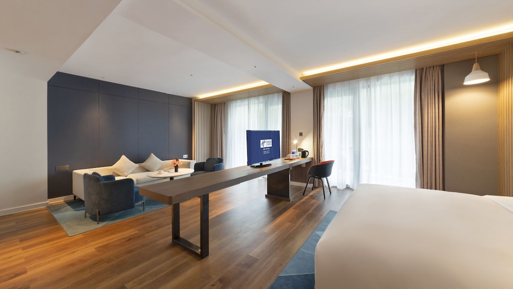 Suite, 1 King Bed, Balcony - Photo 3