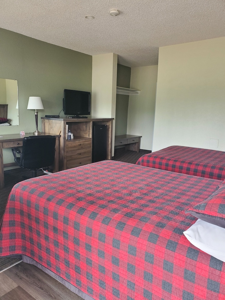 Basic Single Room, 2 Double Beds photo 2