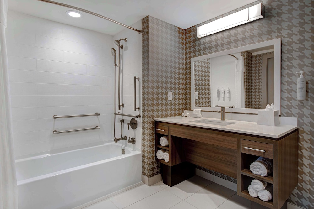 Studio, 1 Queen Bed, Accessible, Bathtub (Mobility & Hearing) photo 2