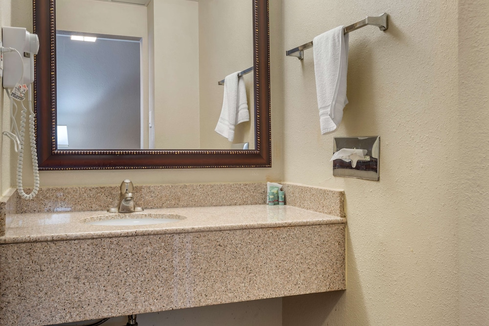 Suite, 1 King Bed, Non Smoking, Jetted Tub (Oversized Room) photo 3
