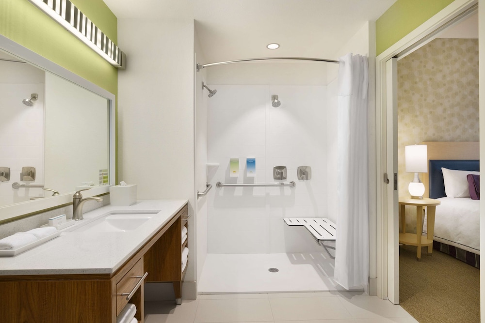 Suite, 1 King Bed, Accessible, Non Smoking (Roll-in Shower) photo 2