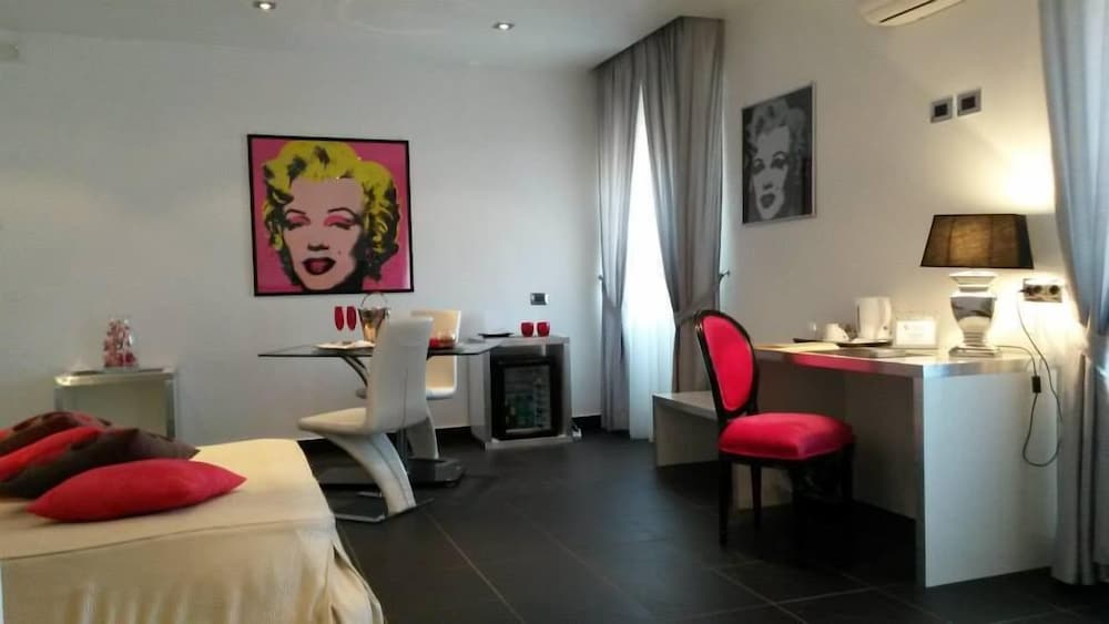 Deluxe Suite - Photo 12