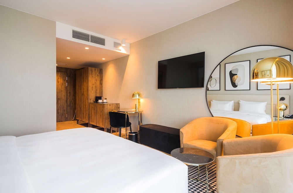 Superior Room, Balcony thumbnail 6