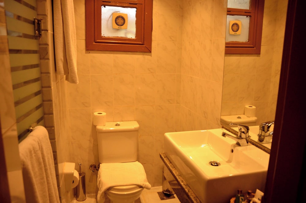 Family Room, 1 Bedroom - Photo 5