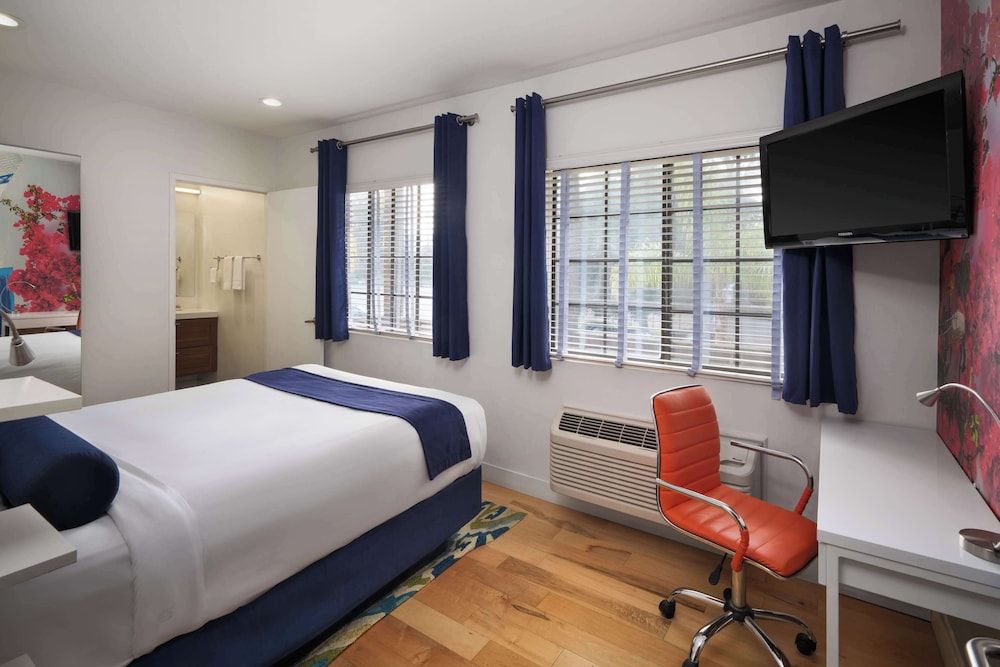 Standard Room, 1 Queen Bed, Non Smoking, Refrigerator & Microwave - Photo 1
