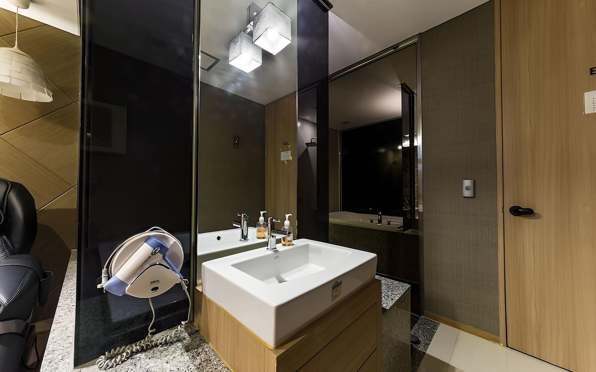Room (Standard-C (massage chair available N) - Photo 10