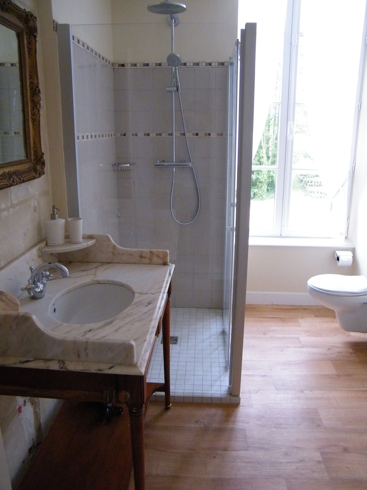 Double or Twin Room, Accessible, Ground Floor (Chambre Guillaume de Glos) photo 3