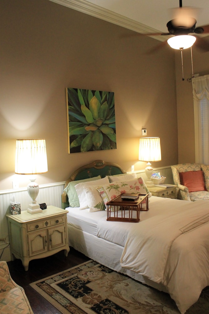 Suite, 1 Queen Bed, Accessible, Private Bathroom, Garden View, Downstairs (Garden Room)
