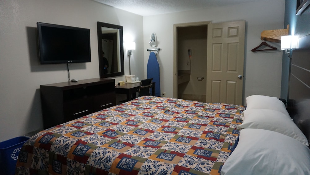 Room, 1 King Bed, Non Smoking photo 2