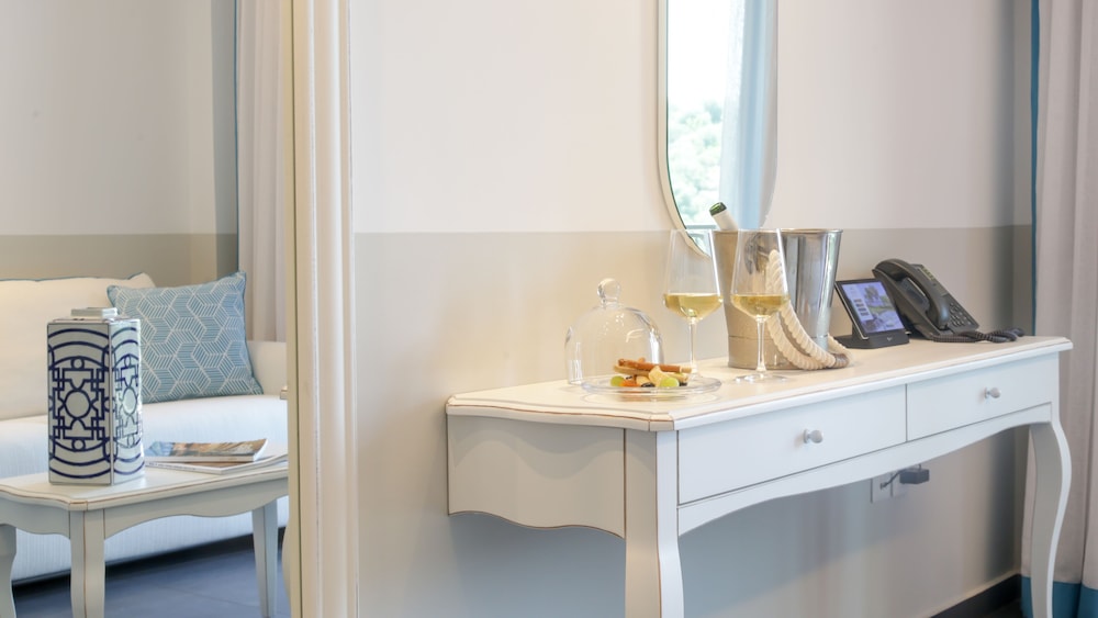 One Bedroom Suite with Sea View photo 2