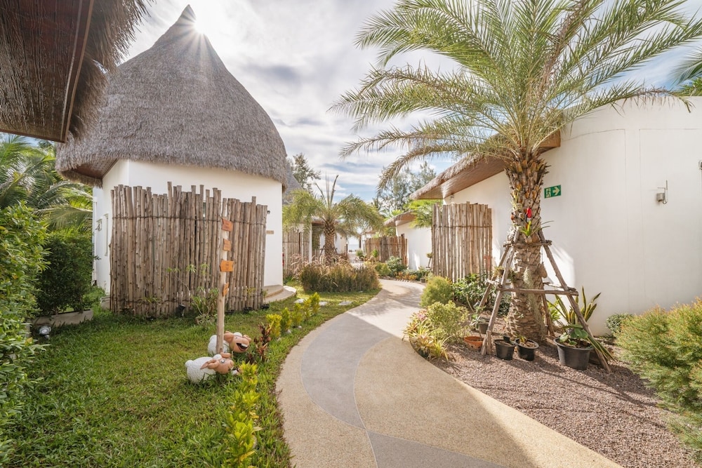 Deluxe Jacuzzi Villa - Photo 7