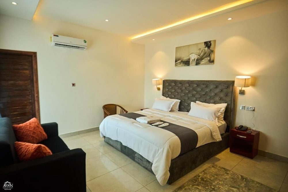Luxury Studio Suite, 1 Queen Bed, Kitchenette, City View photo 3