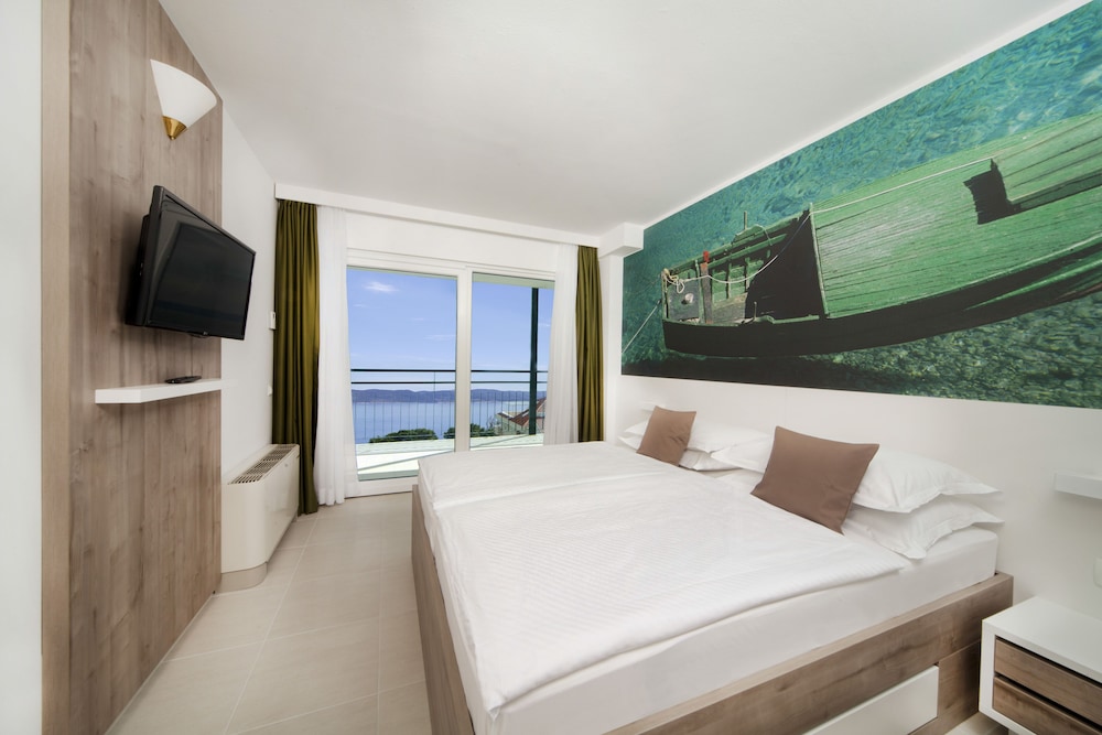 Suite, Balcony, Partial Sea View photo 3