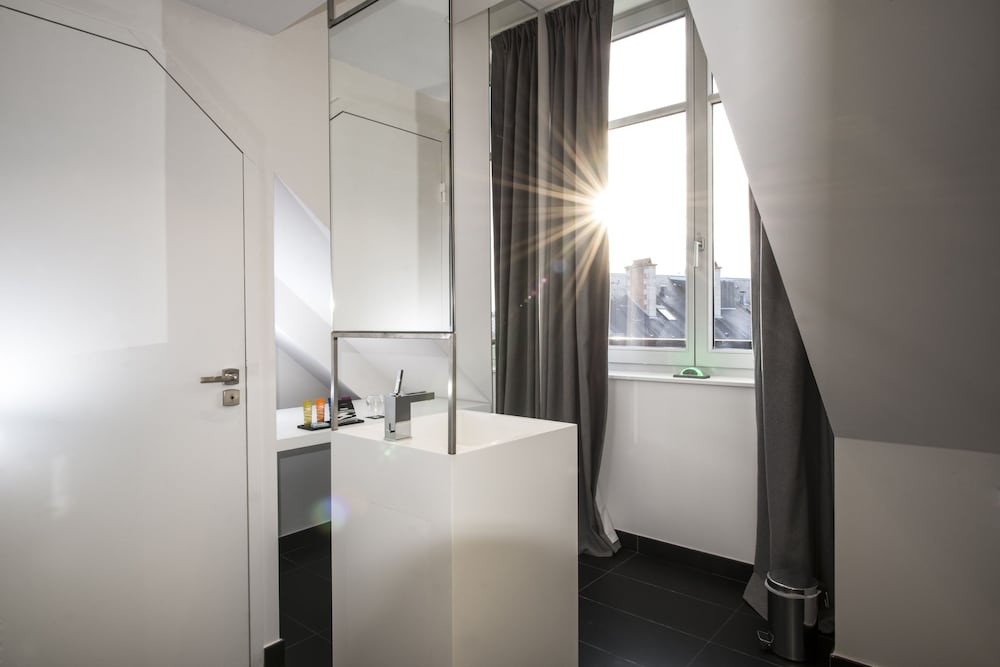 Sublime Twin Room with suspended bed and Spa Access photo 3