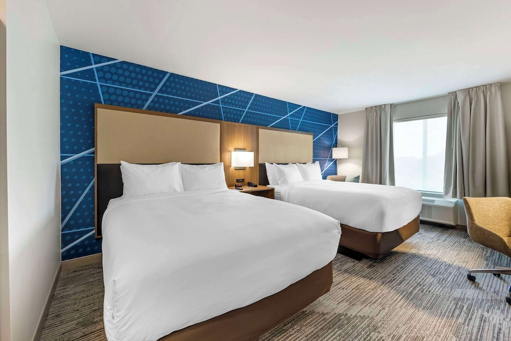 Premium Suite, 2 Queen Beds, Non Smoking - Photo 5