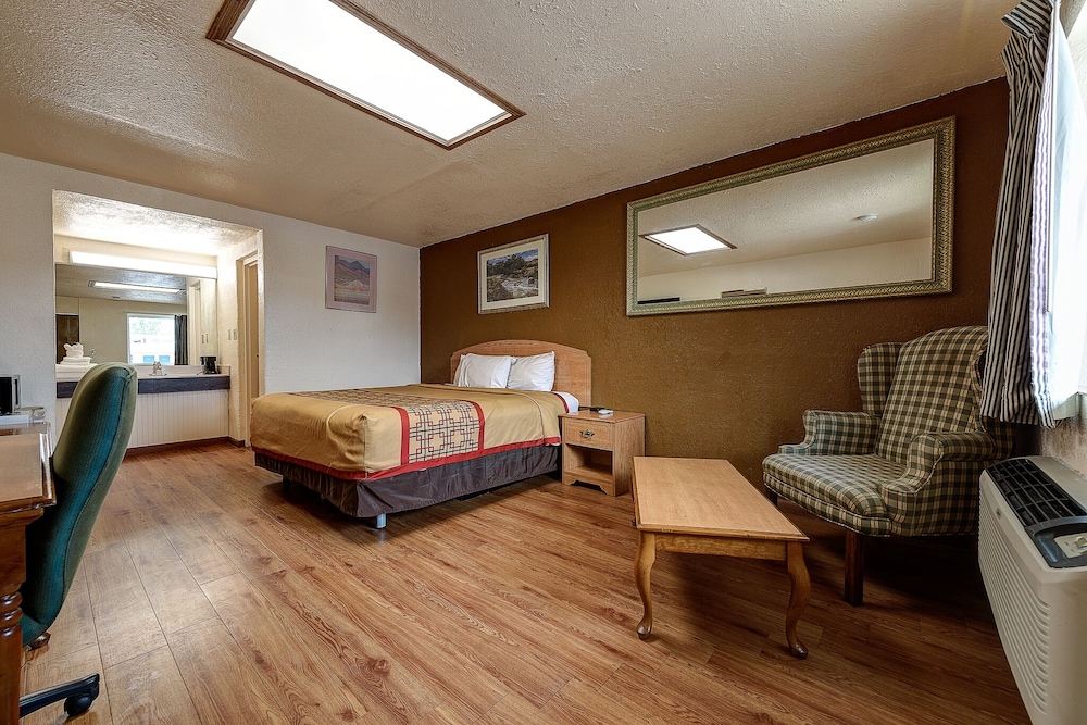 Standard Room, 1 King Bed, Accessible photo 3