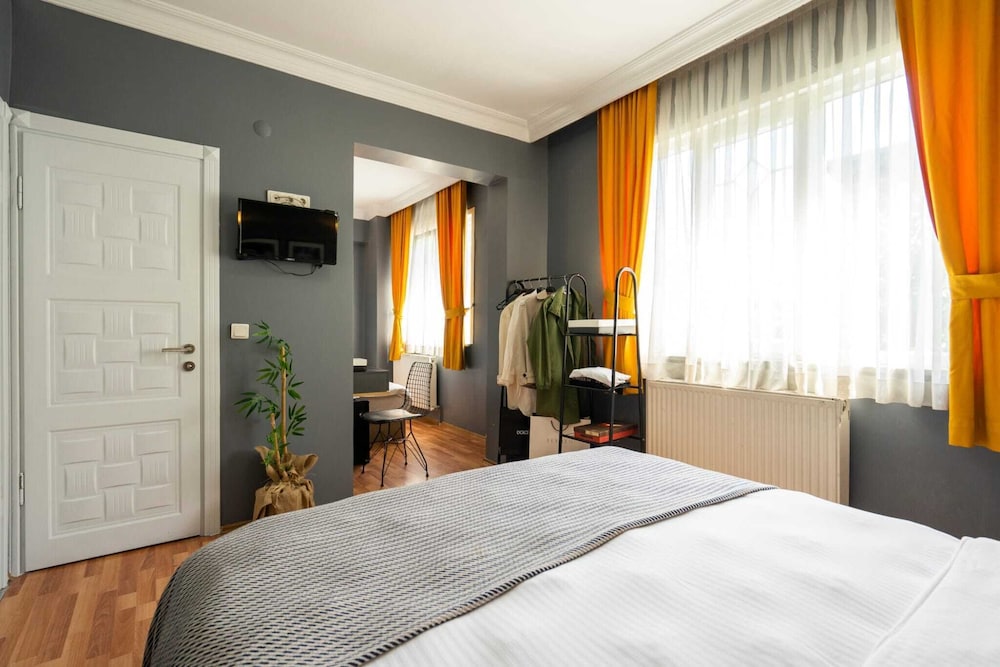 Superior Triple Room, City View photo 2