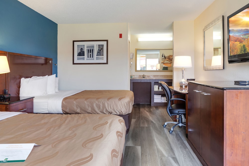 Standard Room, 1 King Bed, Non Smoking - Photo 7