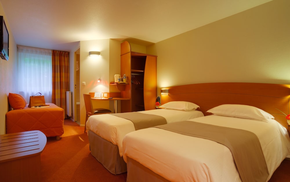 Standard Room, Multiple Beds - Photo 1