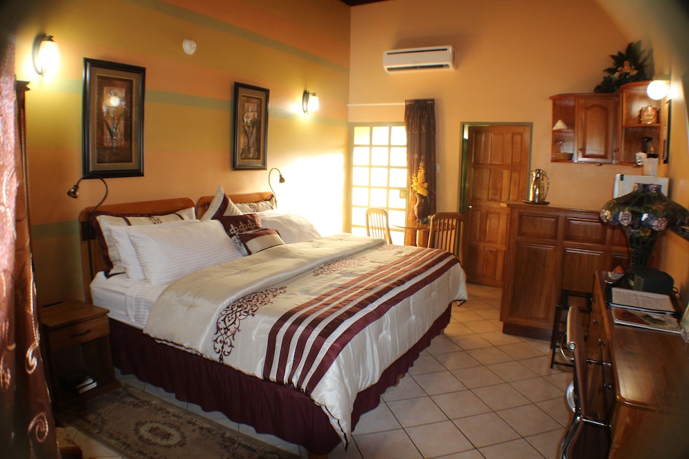 Deluxe Room, 1 King Bed, Kitchenette photo 1