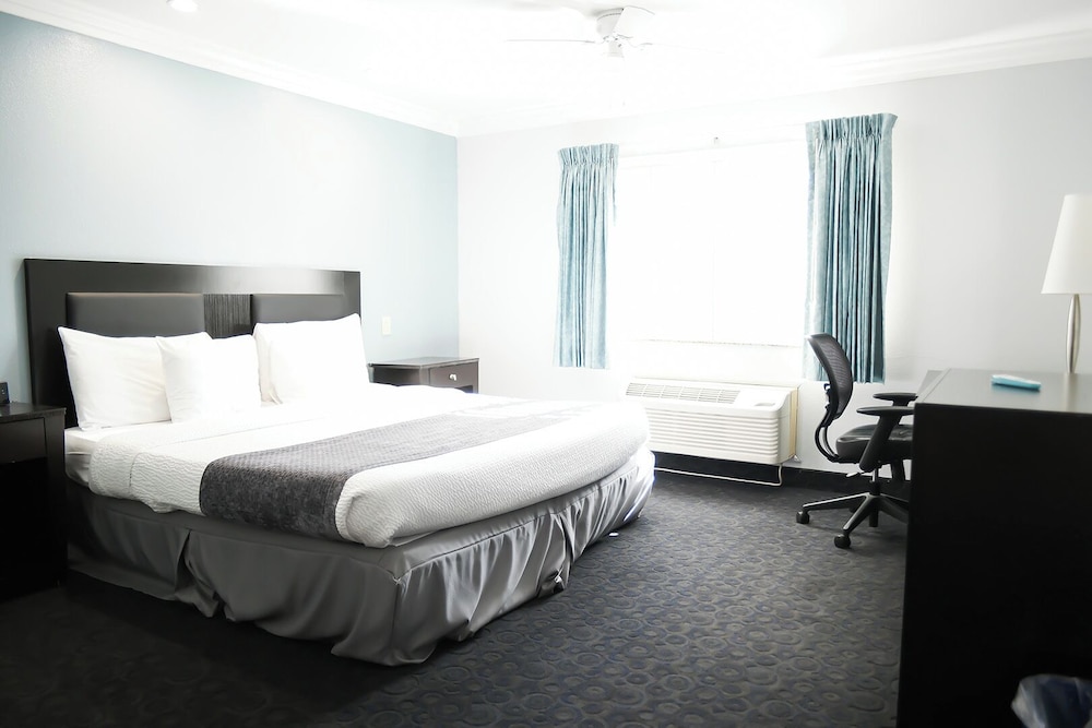 Standard Room, 1 King Bed - Photo 3