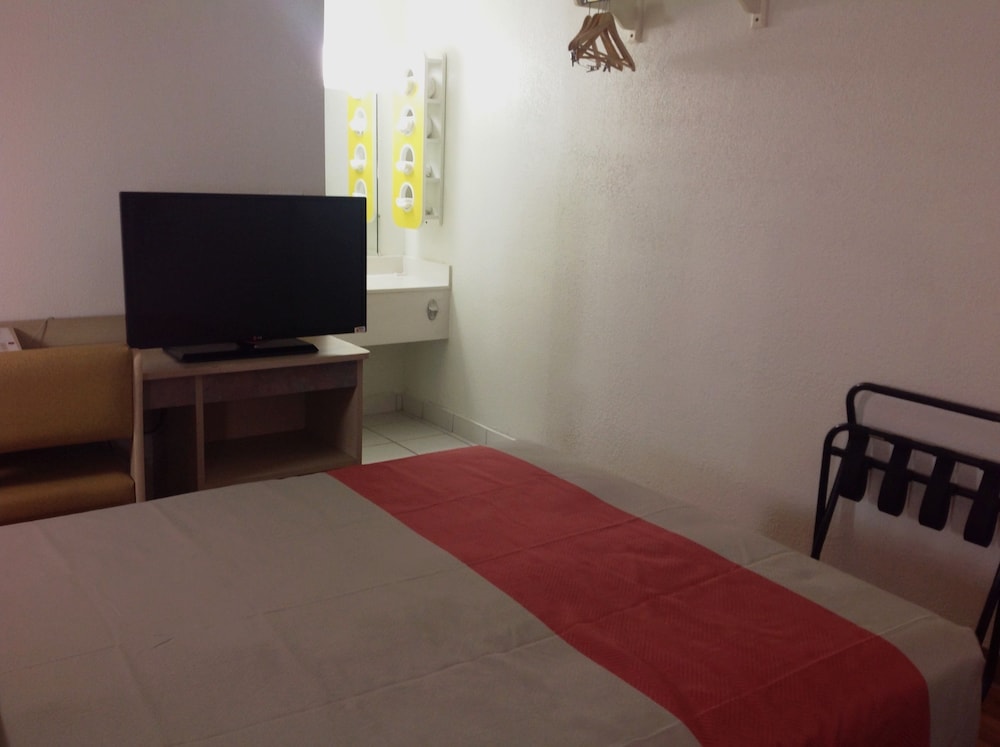 Standard Room, 1 Double Bed, Smoking - Photo 2