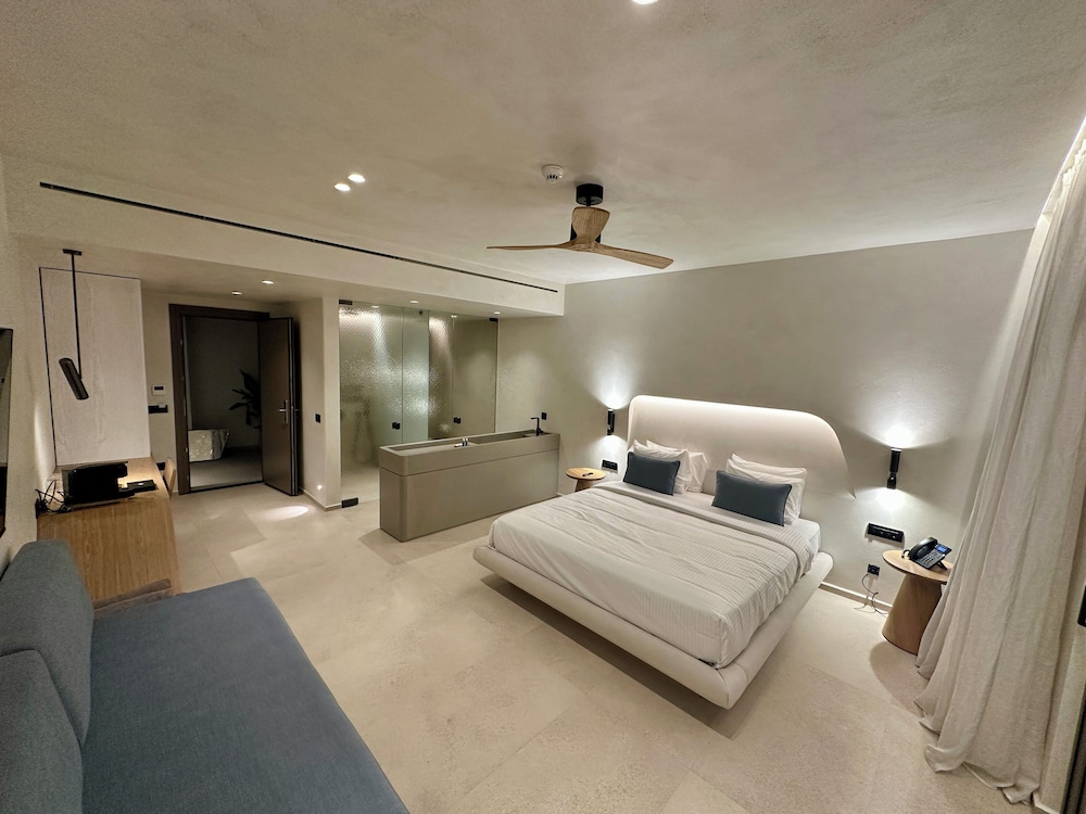 Poolside, Swim-Up Suite