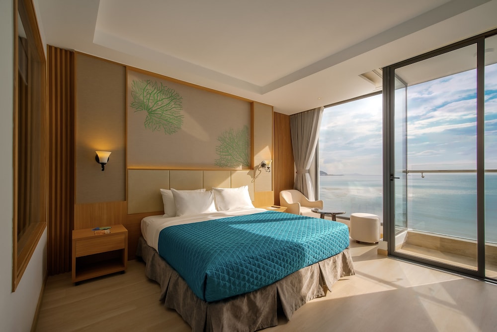 Premier Deluxe Ocean View, Balcony photo 1