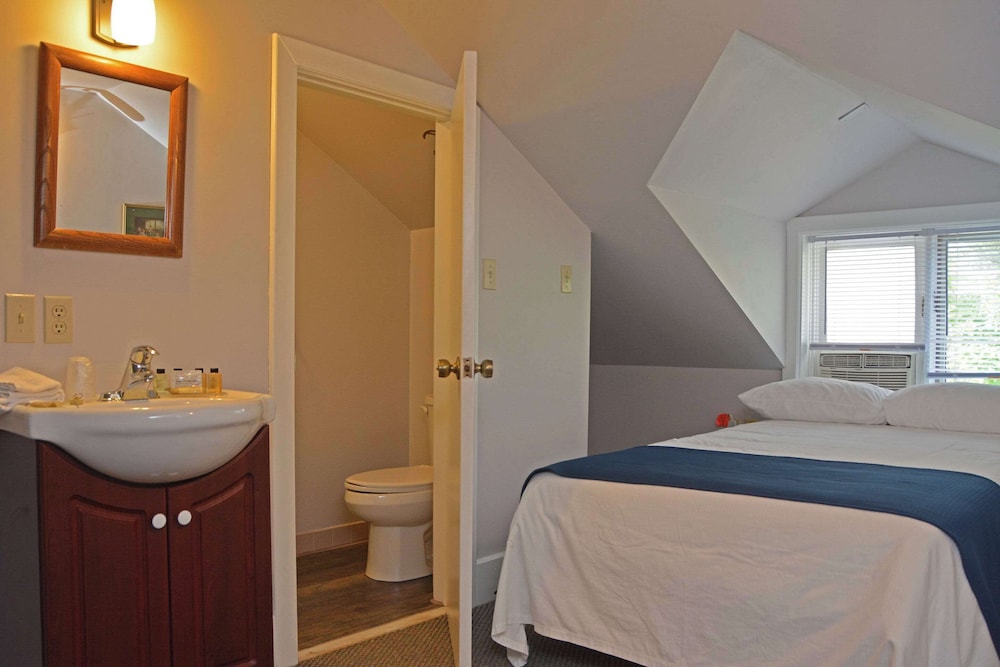 Standard Room, Multiple Beds, Non Smoking photo 2