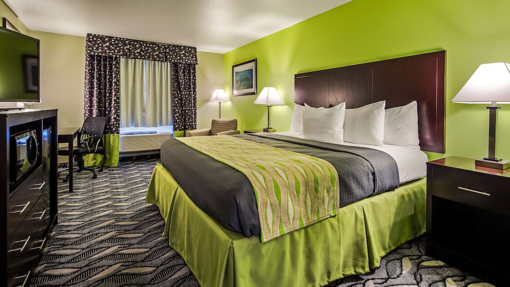 Business Room, 1 King Bed, Non Smoking, Refrigerator & Microwave photo 2