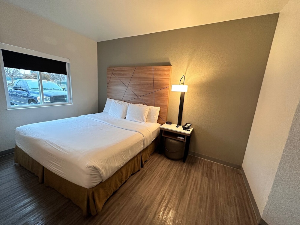 Standard Room, 1 King Bed, Non Smoking - Photo 3
