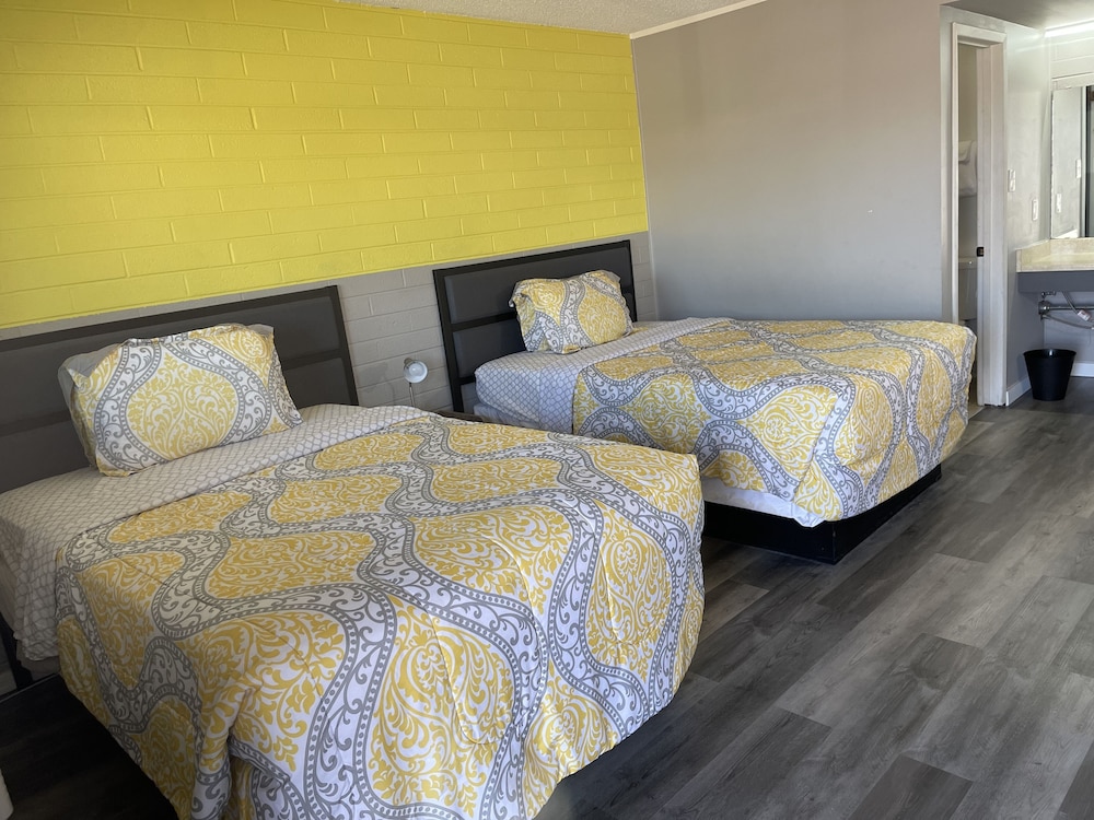 Deluxe Room, 2 Queen Beds, Non Smoking, Refrigerator & Microwave photo 3