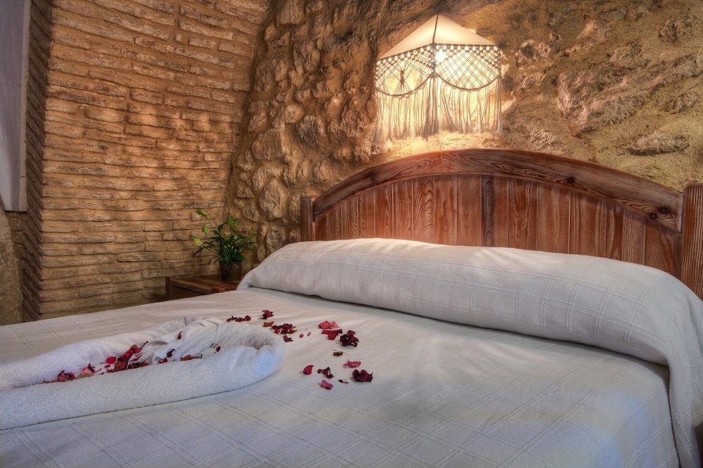 Double or Twin Room - Photo 6