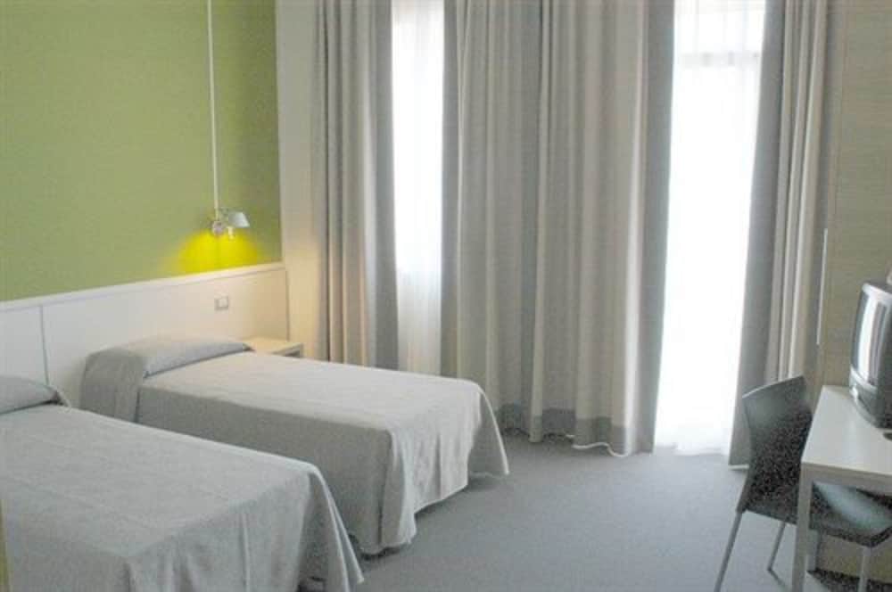 Standard Twin Room - Photo 1