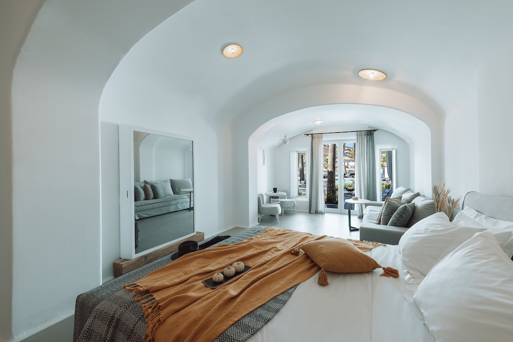 Senior Studio Suite, 1 King Bed with Sofa bed, Pool View photo 2