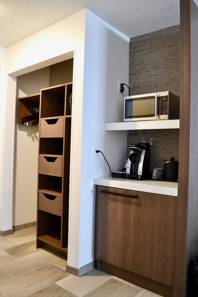 Room, 2 Queen Beds, Non Smoking (Drinks & Snacks) - Photo 3