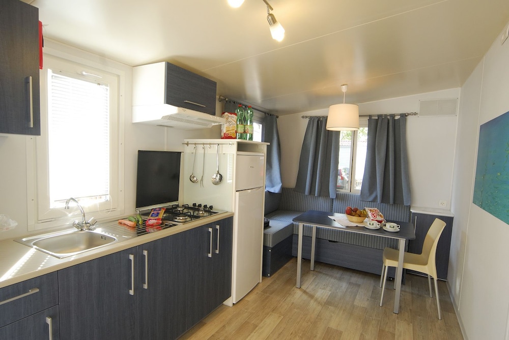 Standard Mobile Home, 2 Bedrooms (Beach Access Included) photo 3