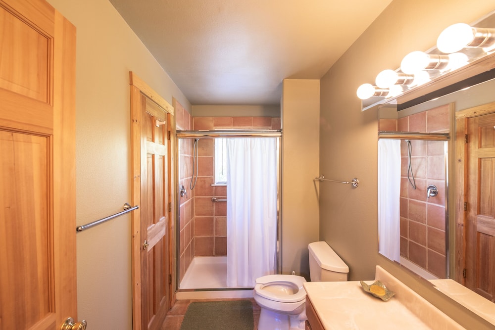 Deluxe Room, 2 Queen Beds, Non Smoking, Balcony (Downstairs Private Bath) photo 2