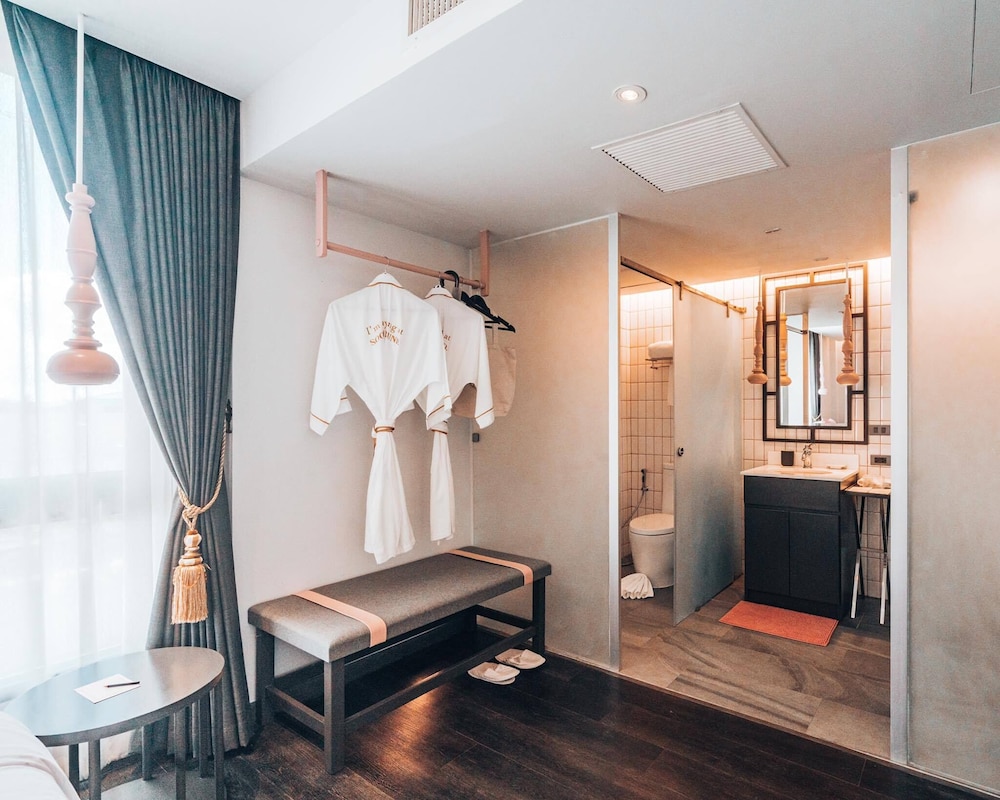 Deluxe King Room - Photo 11