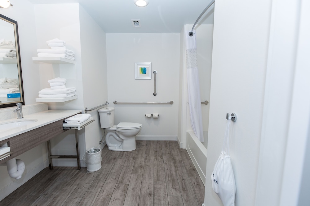 Room, 2 Queen Beds, Accessible, Bathtub - Photo 5