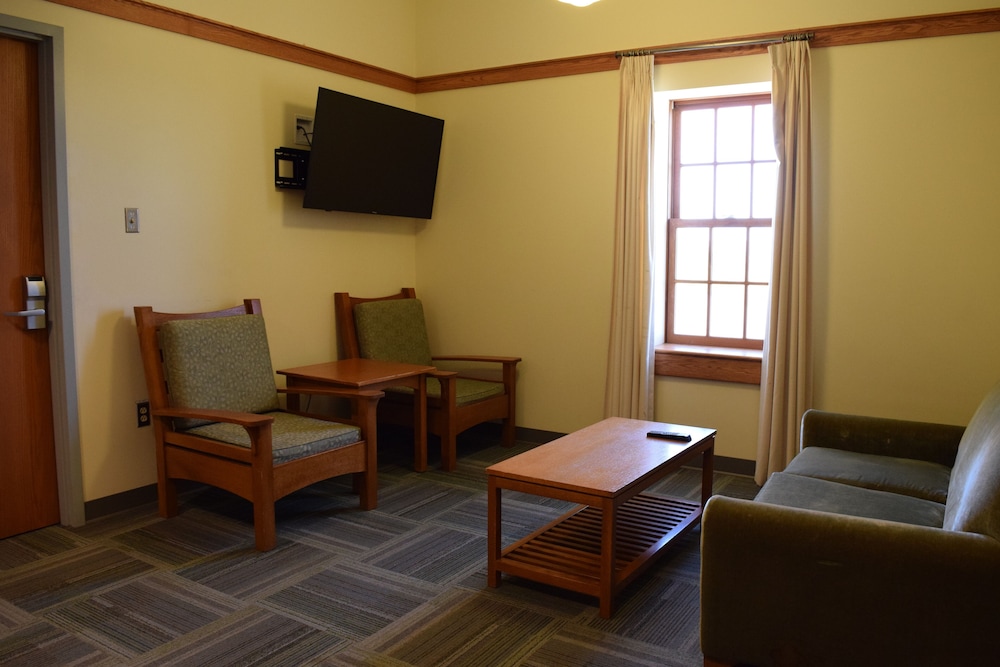 Premium 3 Bedroom Suite (Shared Bath and Living Area)