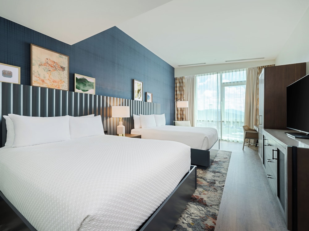 Premium Room, 2 Queen Beds (Bath Shower Combination) photo 3