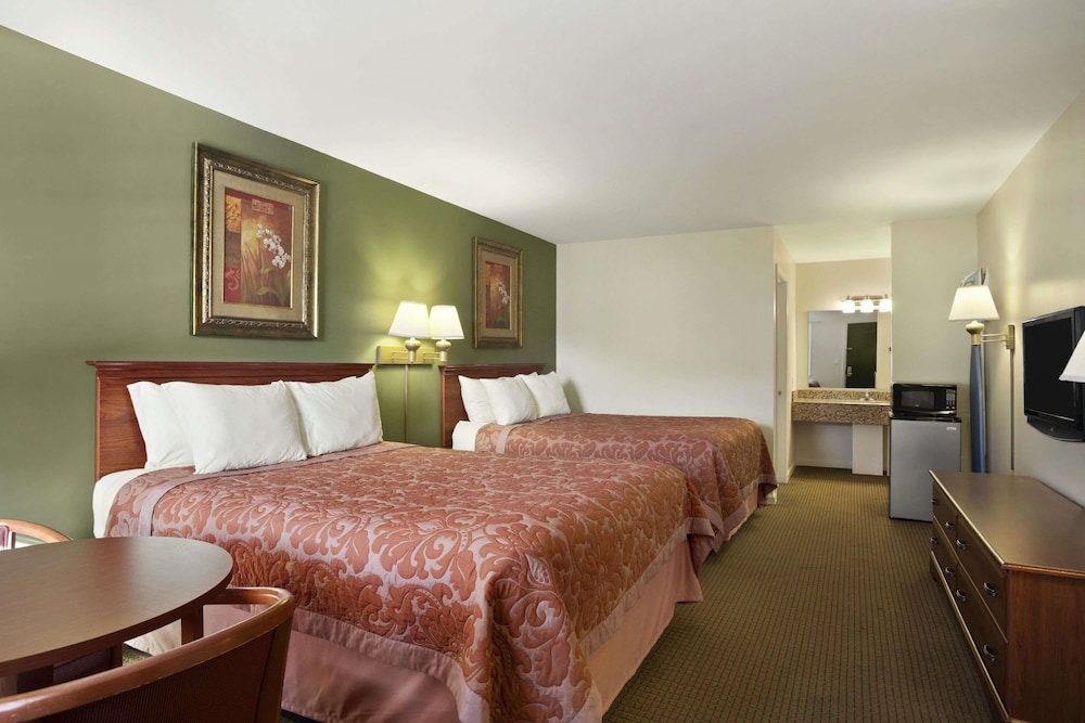 Standard Room, 2 Queen Beds - Photo 1