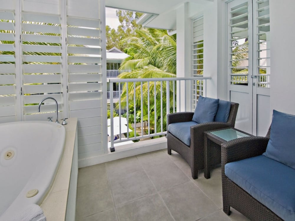 Luxury Apartment, 3 Bedrooms, Pool View, Poolside photo 2