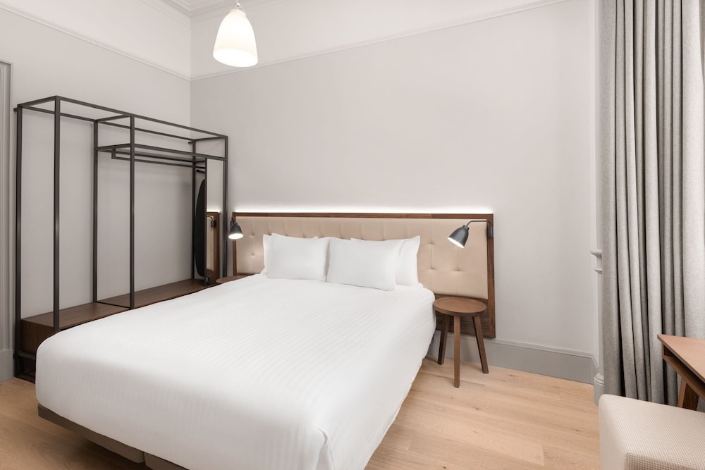 Suite, 1 King Bed, City View photo 3