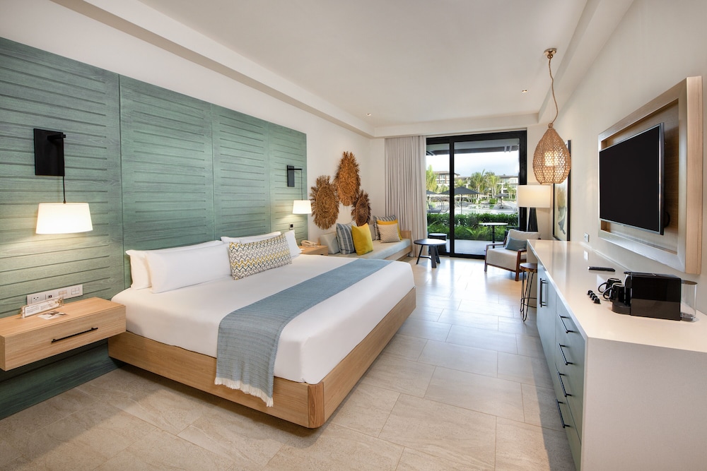 Adults King - Pool View Junior Suite