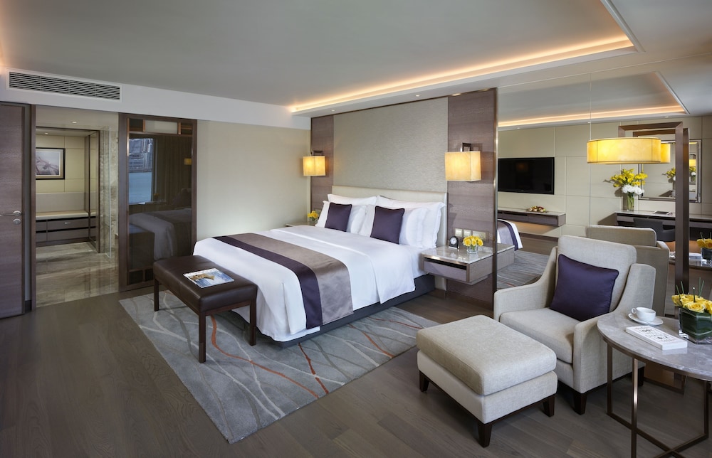 Suite, 1 King Bed (Victoria Harbour View) thumbnail 6